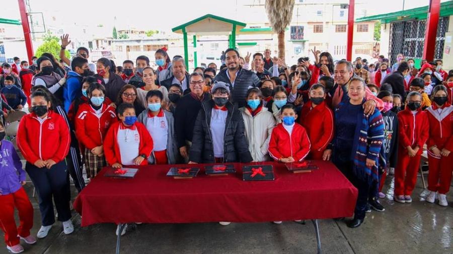 Entregó Alcalde Carlos Peña Ortiz más computadoras a escuela primaria