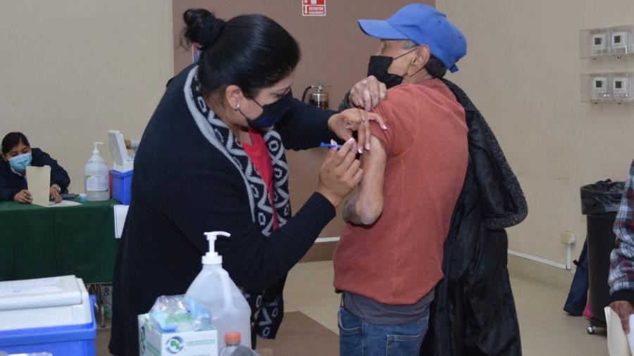 Inicia vacunación de refuerzo a adultos mayores de 60 años; aplican segunda dosis a jóvenes