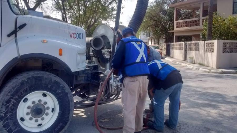 Comapa trabaja con equipo vactor