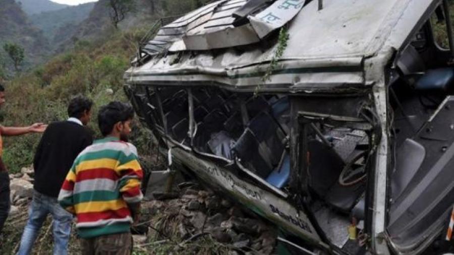 Mueren 28 personas al caer autobús a barranco en la India