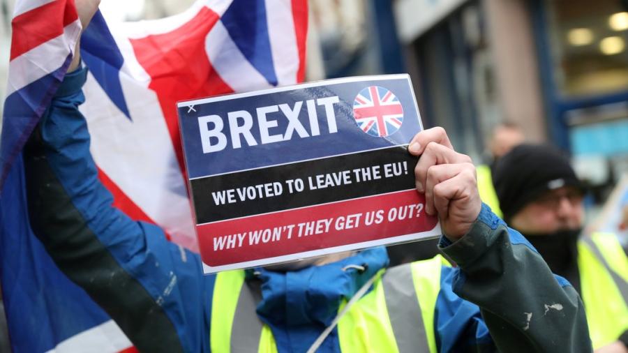 Parlamento británico aprueba plan para Brexit de tres etapas