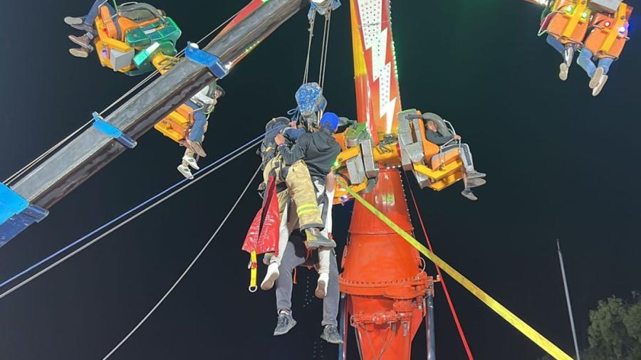 Rescatan a 24 personas de rueda de la fortuna en Estado de México