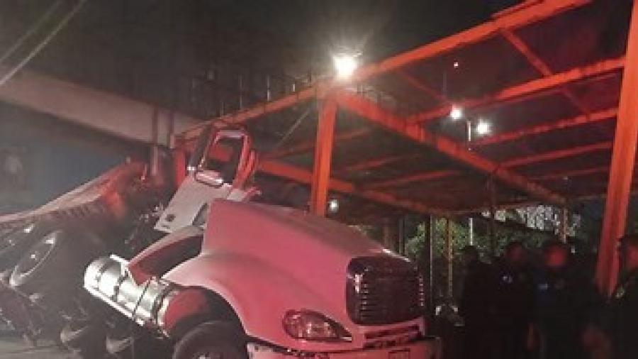 Fallece conductor que chocó su tráiler en barda de la Línea 5 del Metro de la CDMX