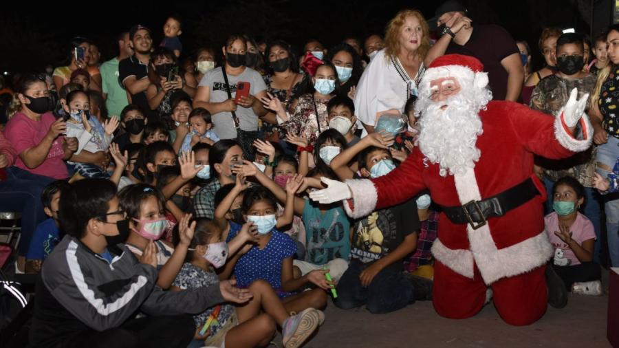 Disfrutan neolaredenses "Vive La Navidad", celebran fiestas decembrinas