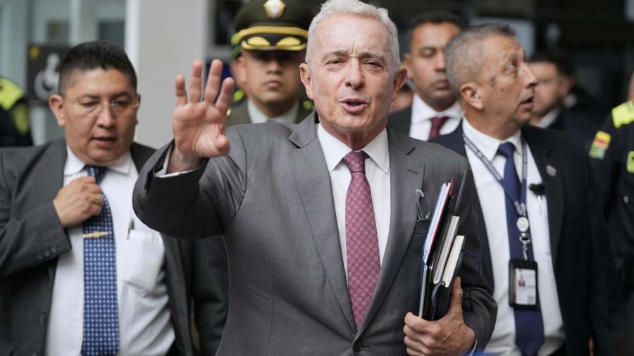 Álvaro Uribe es condenado a 12 años de prisión domiciliaria por soborno y fraude procesal