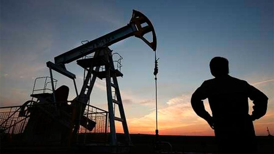 Precios del petróleo suben ante un dólar más débil 