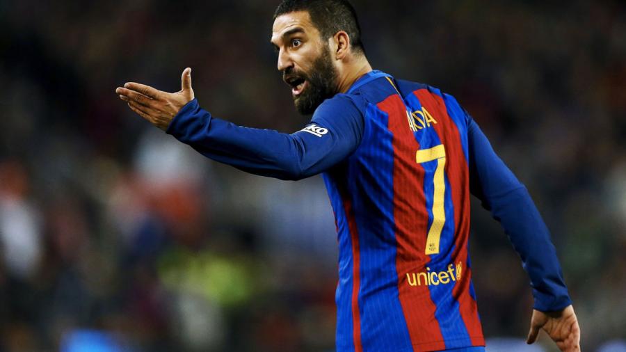 Arda Turan insulta y agrede a periodista en concentración con Turquía