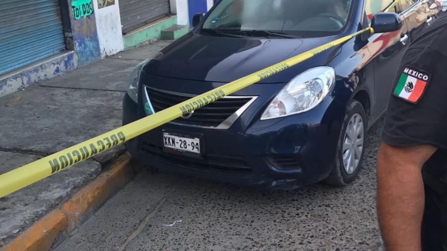 Muere hombre en su carro frente a hospital del IMSS