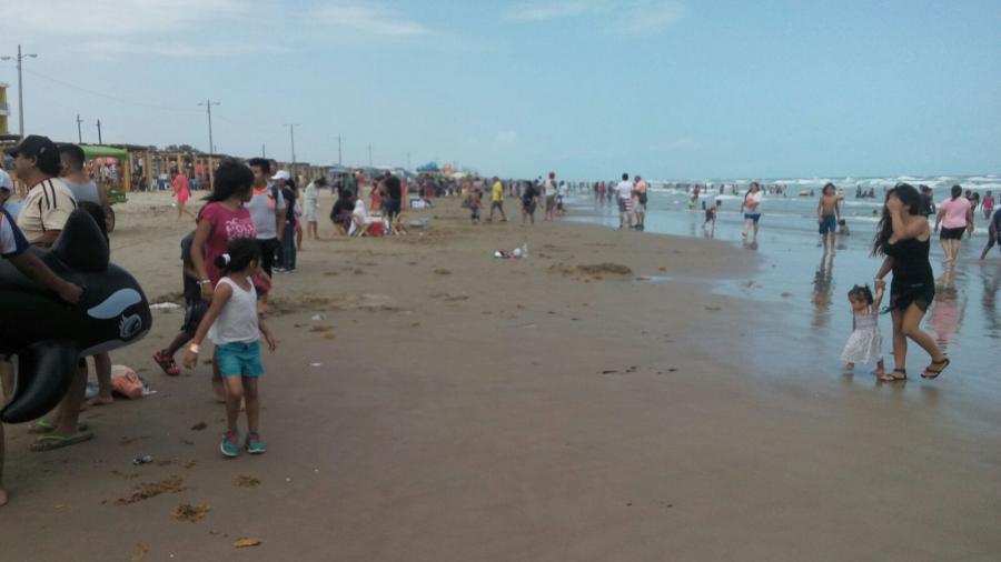 Gran afluencia de visitantes en playa tesoro, en este Viernes Santo.