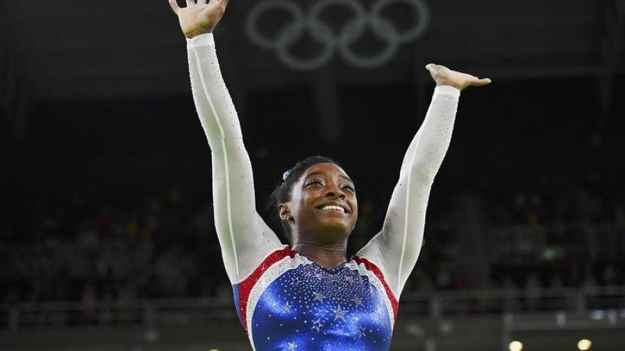 Simone Biles es la primera atleta en ganar cuatro títulos all-around 