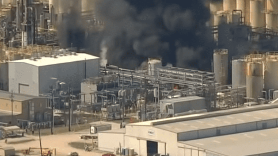 Un muerto y 2 heridos, tras incendio químico en Texas