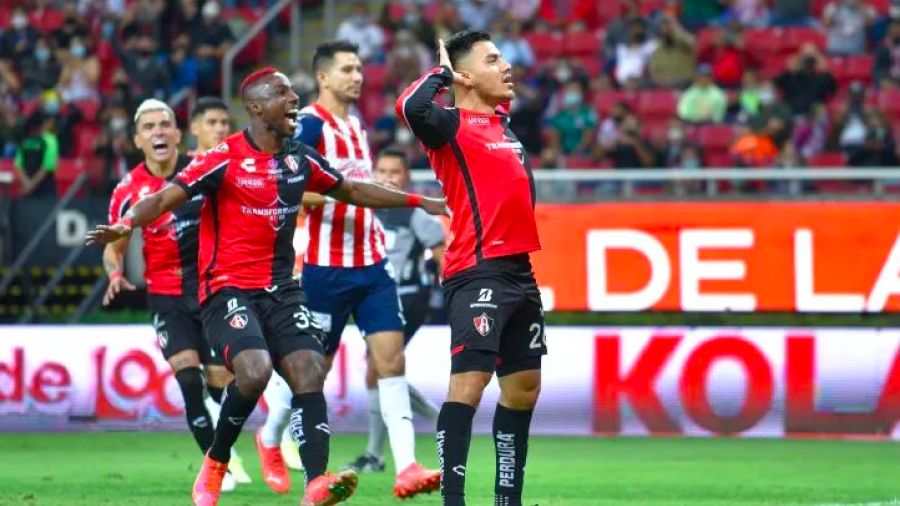 ¡De mal en peor! Atlas se mete al Akron y vence por la mínima a Chivas