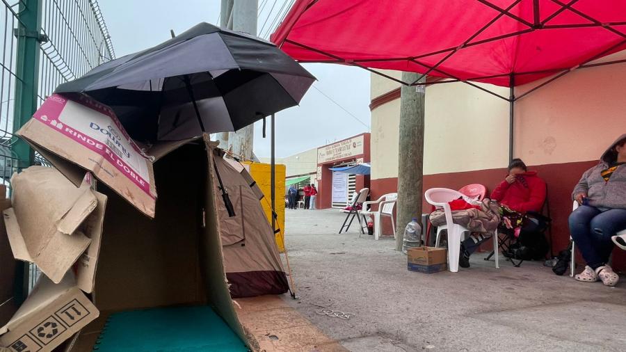 Padres acampan afuera de la Secundaria Técnica 59 para asegurar un lugar para sus hijos