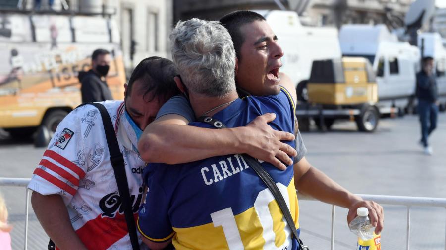 Miles de personas dan último adiós a Maradona en la Casa Rosada en Argentina