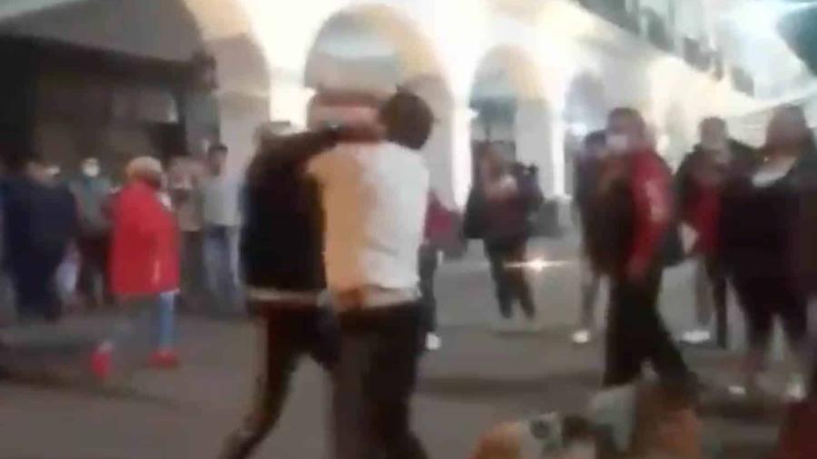 ¡El mariachi loco quiere pelear! Mariachis se pelean a golpes en Toluca