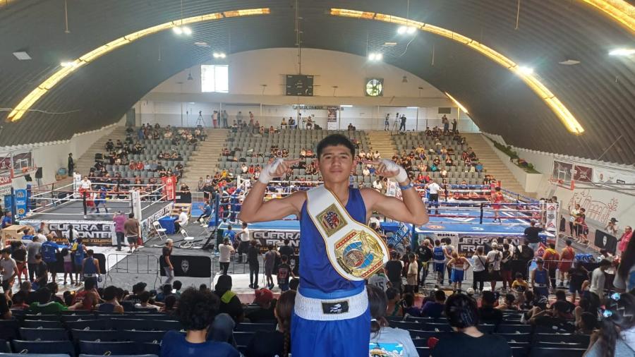 Felicita Carlos Pe&ntilde;a Ortiz a los campeones nacionales de boxeo