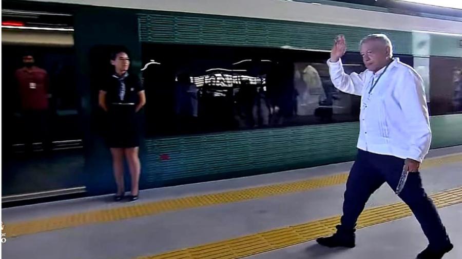 AMLO se sube al Tren Maya durante recorrido inaugural del primer tramo