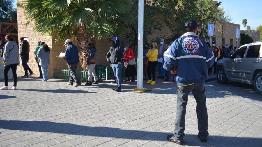 Aplican refuerzo contra COVID-19 a mayores de 60 años; jóvenes reciben segunda dosis