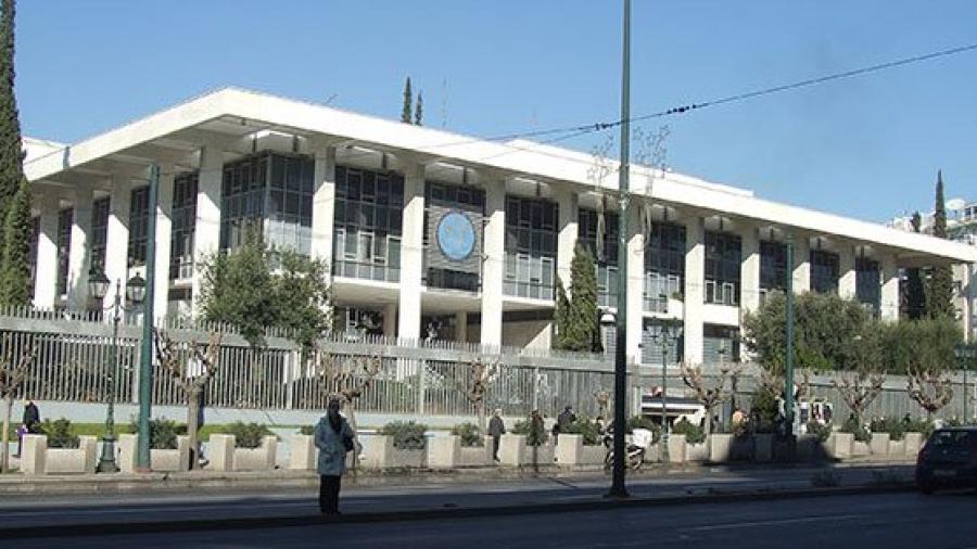 Arrojan pintura a la embajada de EU en Grecia