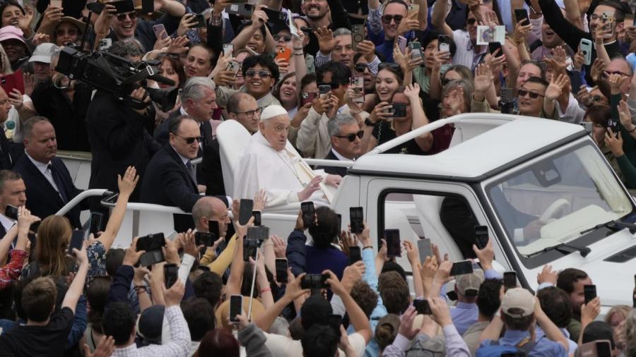 Papa Francisco emerge de su convalecencia en Pascua y pasea en papamóvil entre la multitud