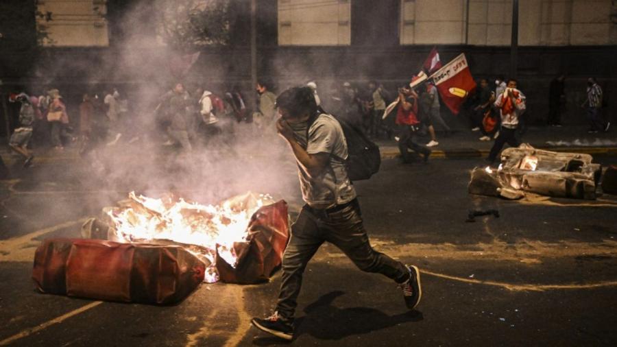 Dos muertos en protestas contra presidenta de Perú 