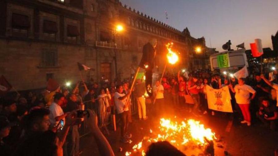 Manifestantes incendian piñatas de Peña Nieto y Trump en el Zócalo