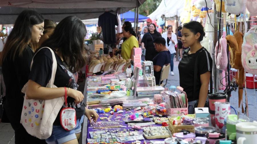 Disfrutan familias de Nuevo Laredo Bazar UNE Summer Edition