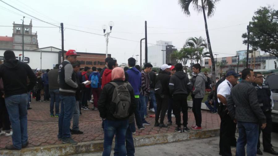 Acuden jóvenes a recoger ficha para precartilla Militar