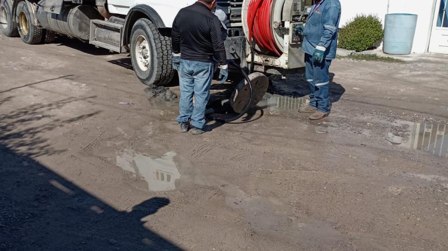 Da COMAPA seguimiento a reporte de fuga de agua residual en Integración Familiar
