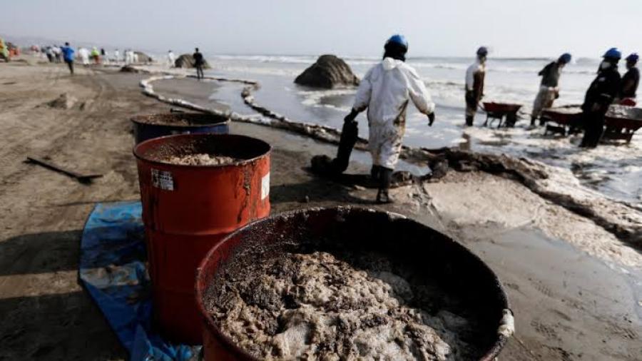 Perú declara emergencia por derrame; 21 playas contaminadas