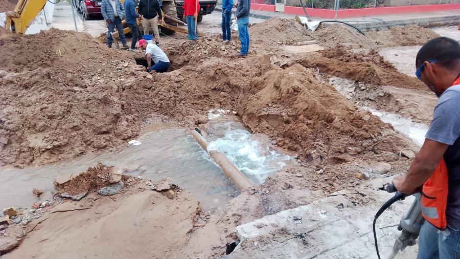 COMAPA trabaja en reparación de tubo de agua dañado 