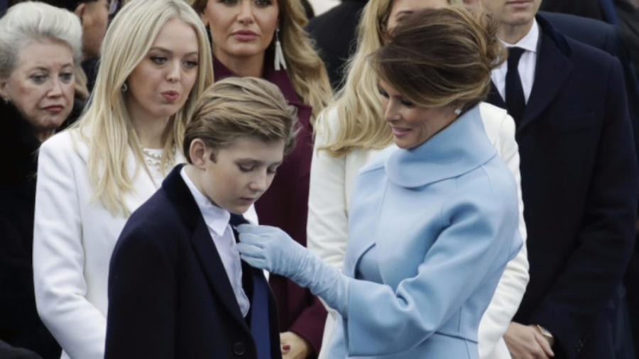Melania Trump defiende a su hijo tras comentario en audiencia
