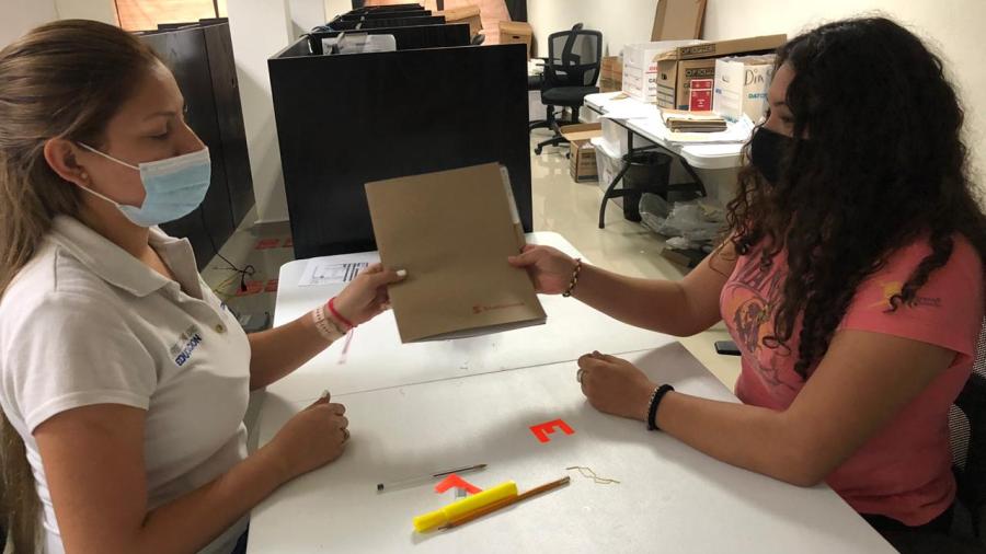 Cierra Gobierno Municipal programa de Becas con entrega de últimas tarjetas de depósito 