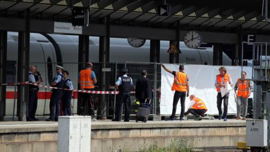 Fallece menor tras ser arrojado a una vía en Alemania