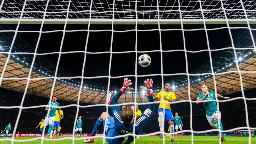 Brasil sorprende y vence al campeón del mundo