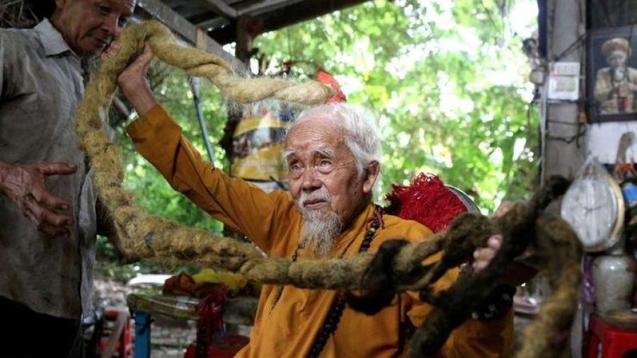 Hombre deja crecer sus rastas 5 metros por su fe