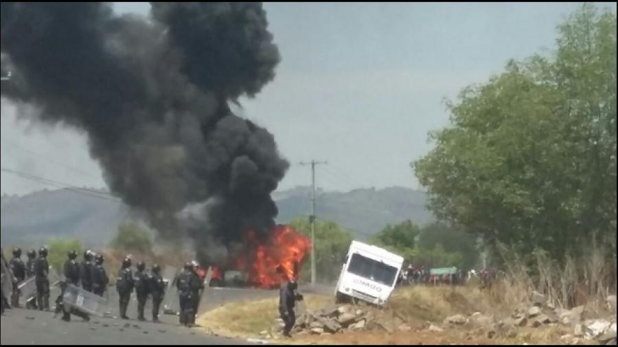 Normalistas incendian vehículos en Arteaga, Michoacán; reportan 10 detenidos