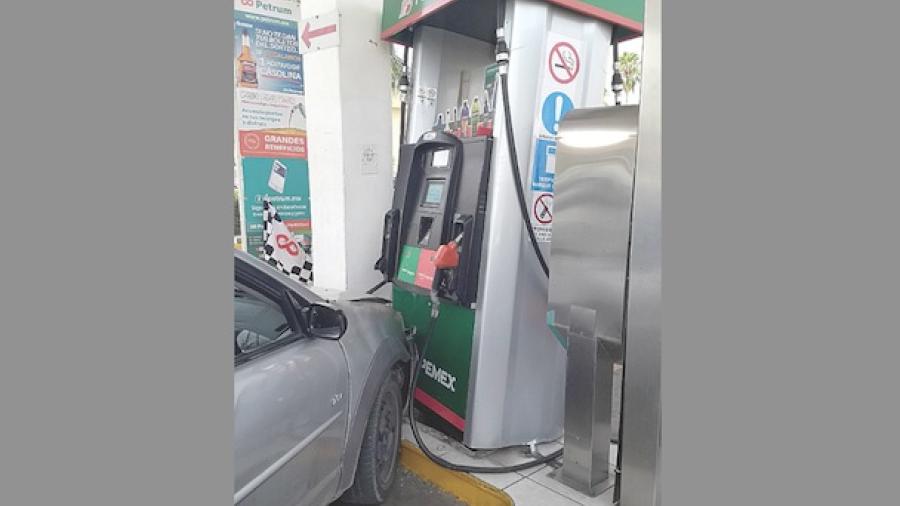 Choca mujer con bomba de gasolina