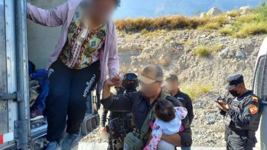 Rescatan a casi 200 migrantes que transitaban por Nuevo León