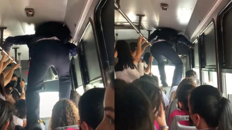 Joven camina sobre asientos para bajar de autobús lleno