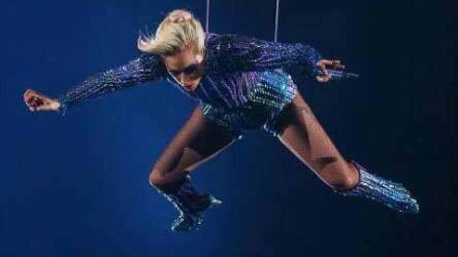 Lady Gaga entra por los aires al Súper Bowl