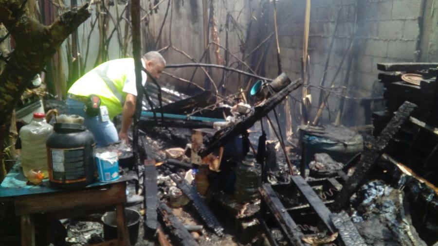 Tras olvidar frijoles en la lumbre, humilde vivienda se incendia.