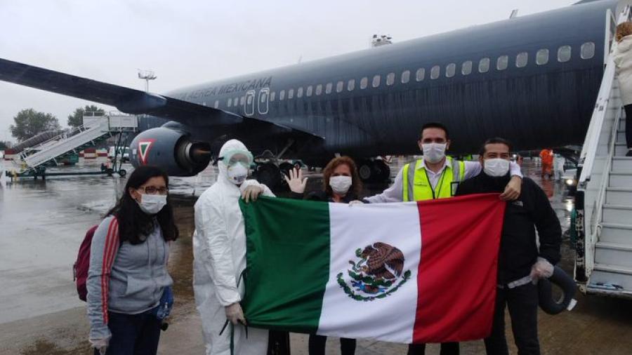 Regresan a México 280 mexicanos varados en Argentina por coronavirus