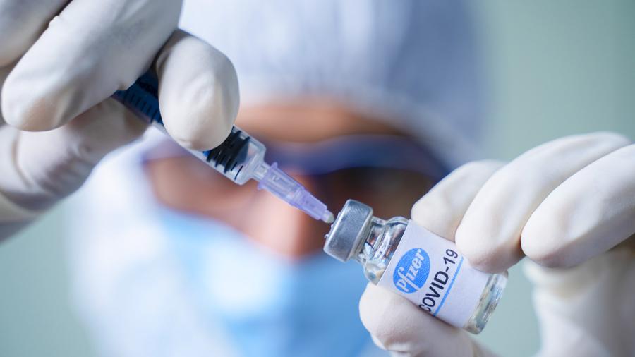 CEO de Pfizer asegura que se podría recomendar una cuarta dosis de su vacuna contra el COVID-19 