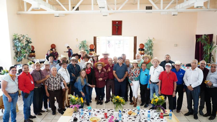 Celebra DIF Nuevo Laredo a los padres en Casa Club del adulto mayor