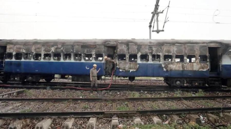 Mueren nueve personas tras incendiarse un vagón de tren en la India