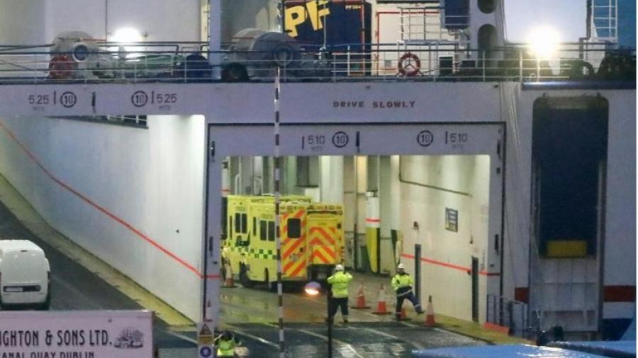 Encuentran a 16 migrantes en un contenedor sellado en Irlanda
