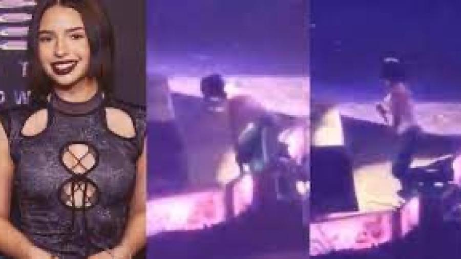 Ángela Aguilar sufre fuerte caída en pleno concierto