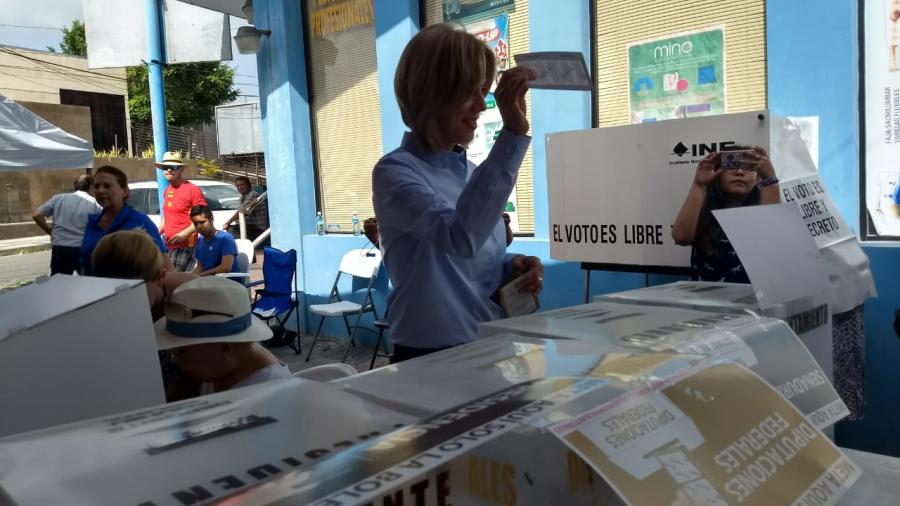 Emite su voto en Tampico la candidata al senado María Elena Figueroa 