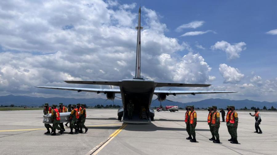 Llega tercer vuelo para repatriar cuerpos de víctimas de tráiler en San Antonio